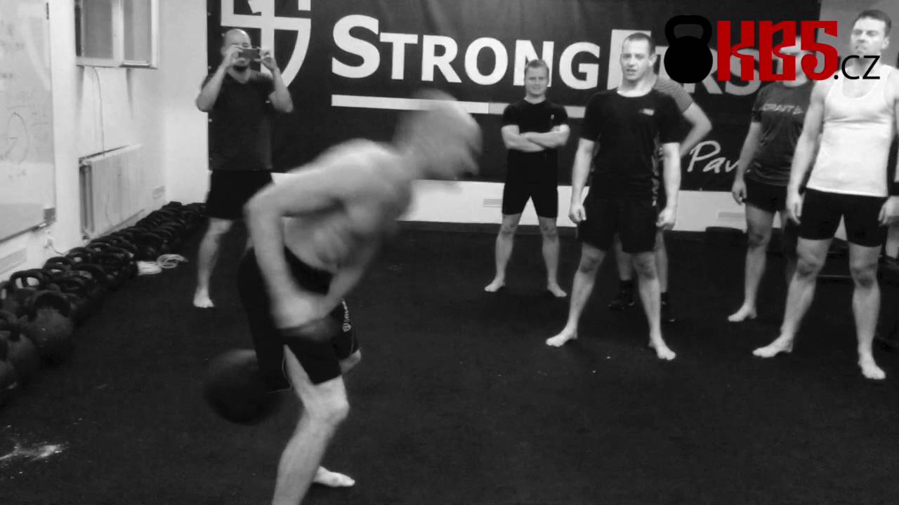 Oslava narozenin v KB5: 40 jednoruč swingů s Bestií (48 kg kettlebell)