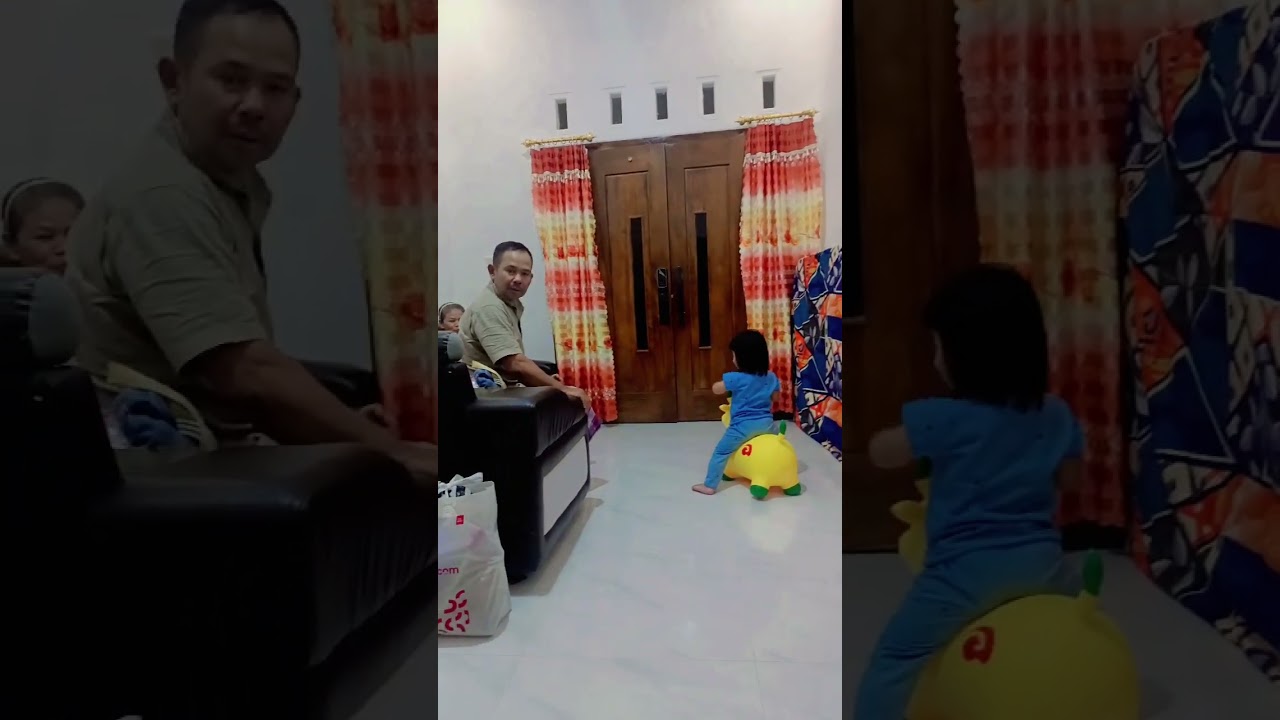 Ngantar Kakong pulang ke rumah eh dek Cila di mobil bobok bangun* happy sekali karena banyak orang🍓