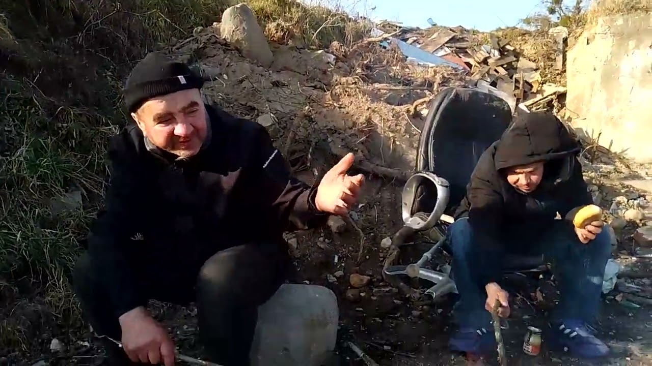 Bezdomni: Ognisko, kiełbaski i gorzka prawda o ludziach