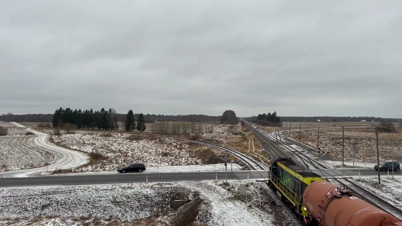 ТЭМ2-7495 с цистернами покидает станцию Вайвара/ TEM2-7495 with tank cars leaving Vaivara station
