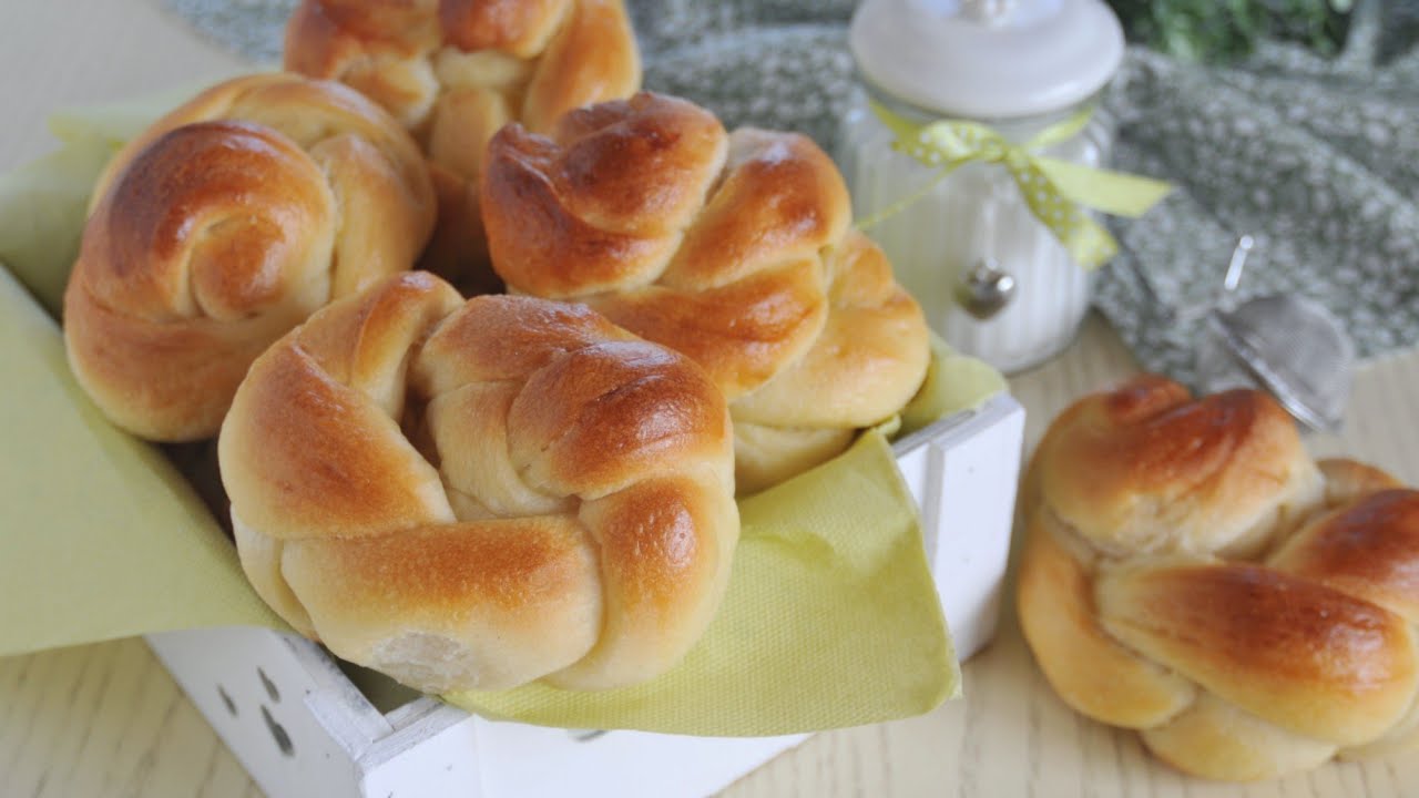 Brioche intrecciate allo yogurt