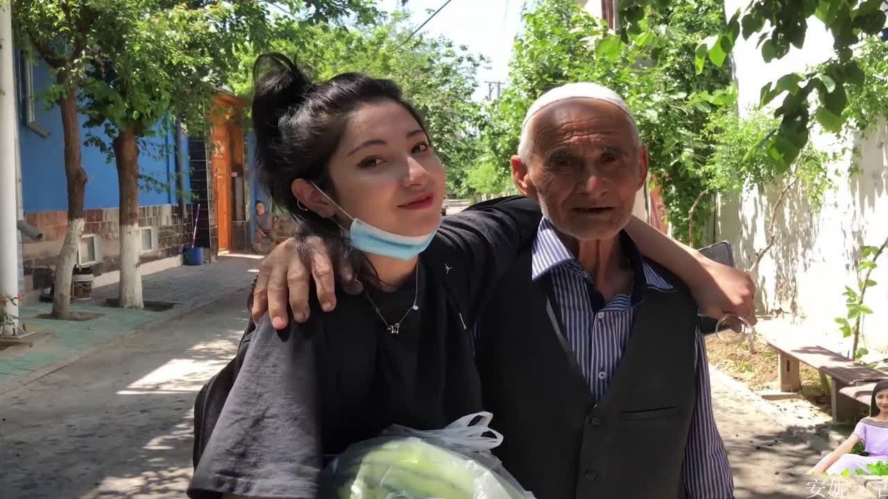 维吾尔古丽回伊犁老家，见面先亲一口爷爷，奶奶端上拿手美食招待