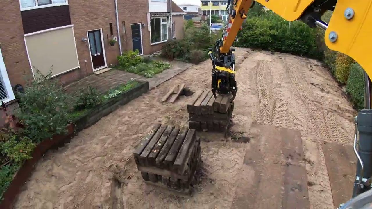 Removing pavement with my Liebherr A910 and Engcon tilt rotator
