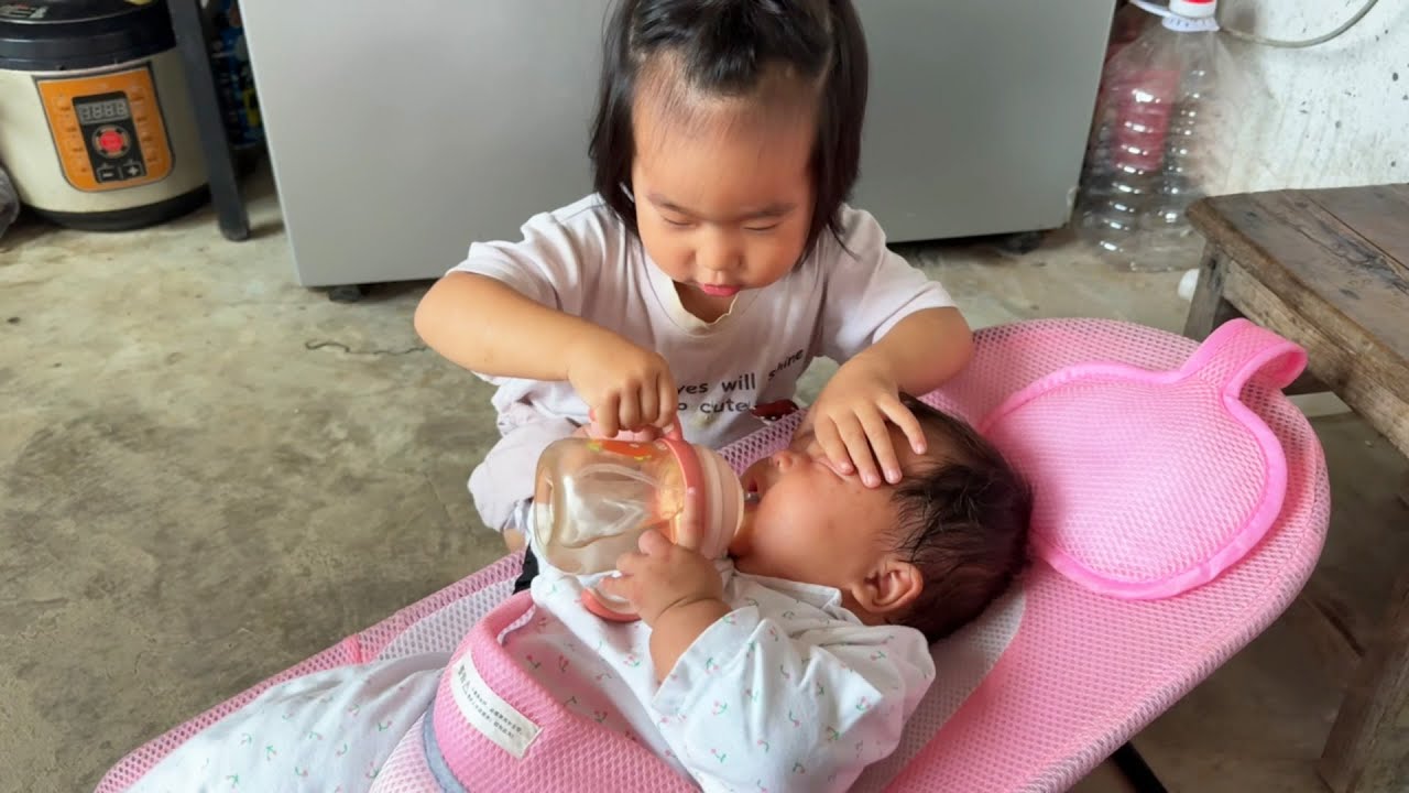 一岁多姐姐早当家，是爸爸妈妈的小能手了，还知道用奶瓶哄妹妹