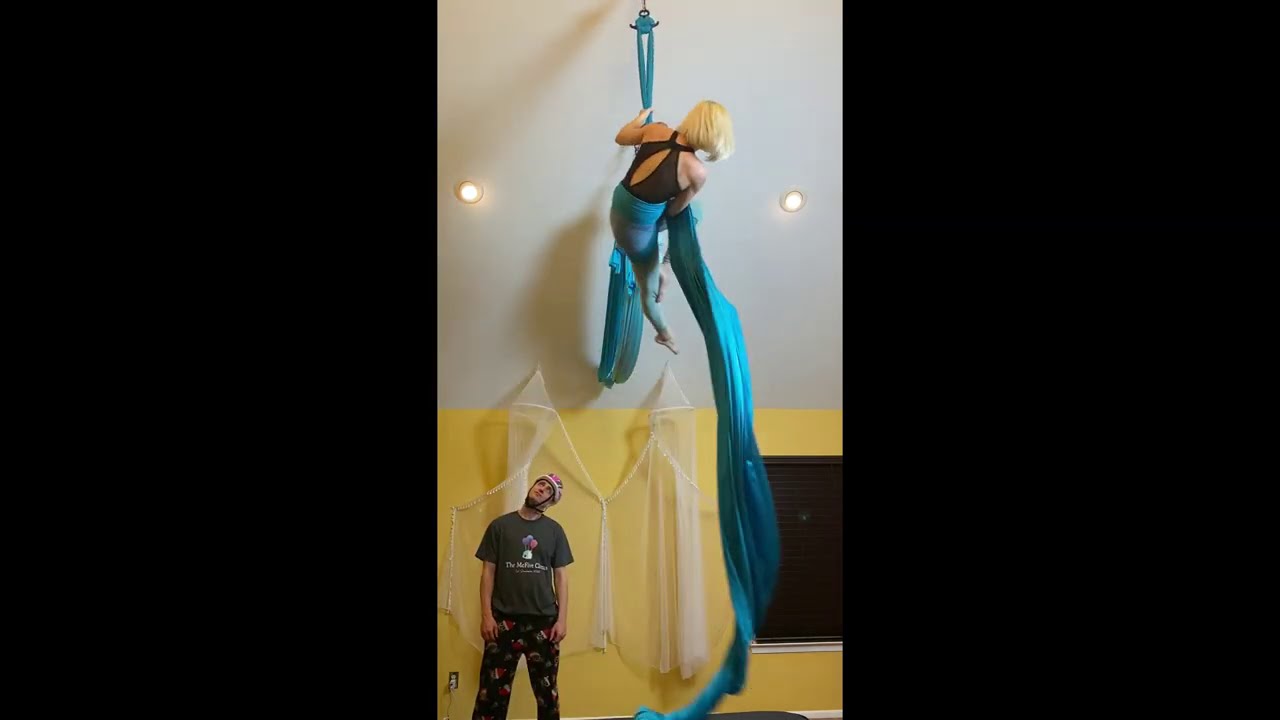 Aaahhh!! Got him! What is he doing with his arms? 😱😨😓 (Aerial Silks - The McFive Circus)