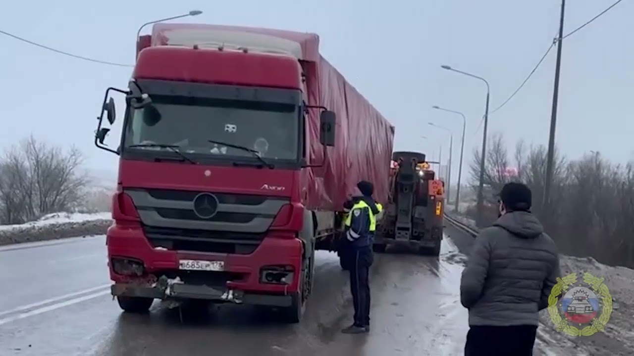Подъем фуры из оврага в Волгограде сняли на видео