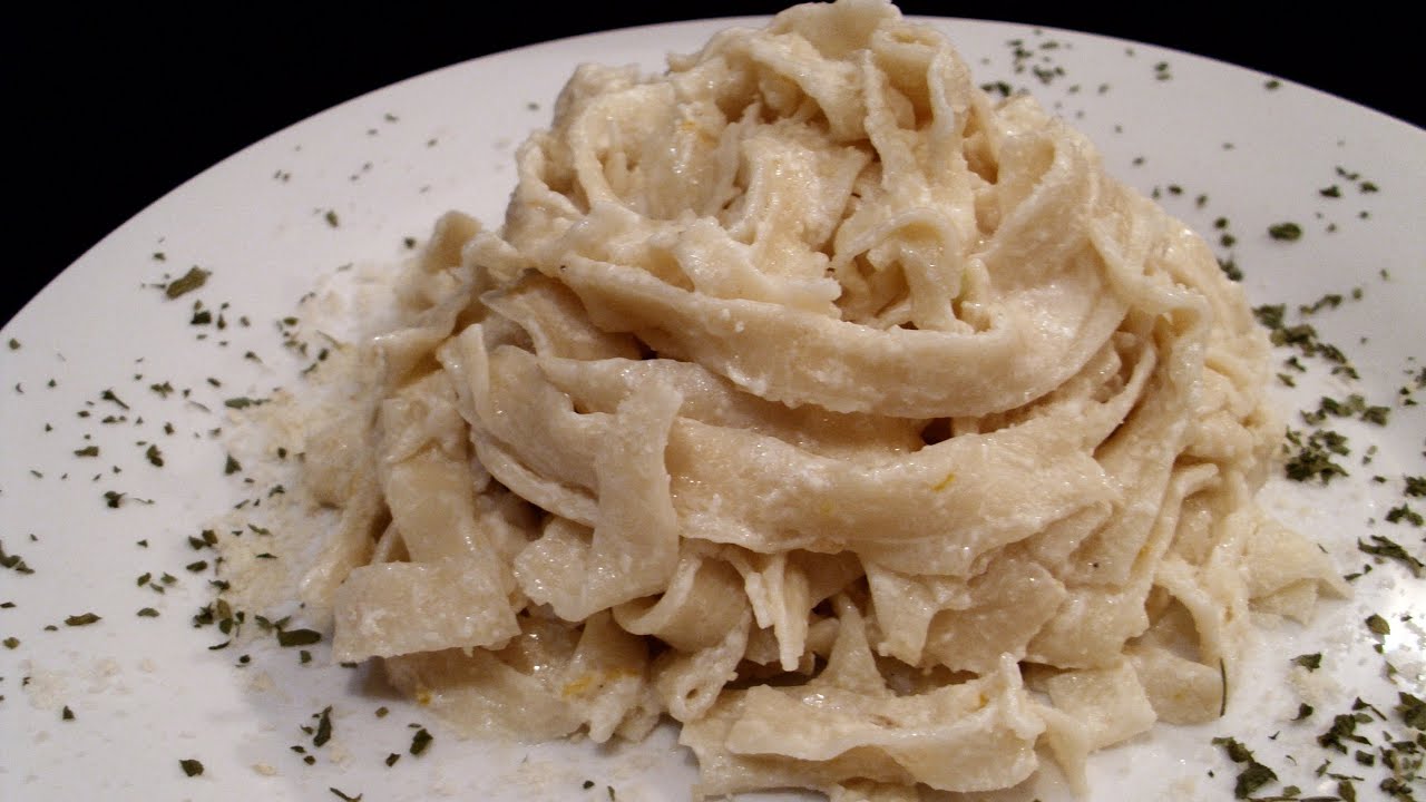 Kremasta pasta sa belim lukom i limunom