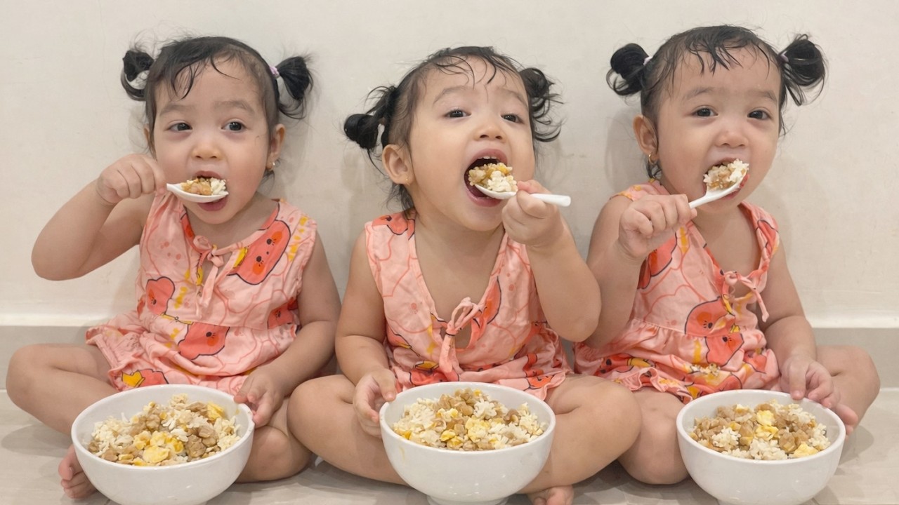 Món thịt bằm xào trứng của mẹ Yến Nhi khiến ba bé sinh ba say mê tự xúc ăn | BA NÀNG TIÊN