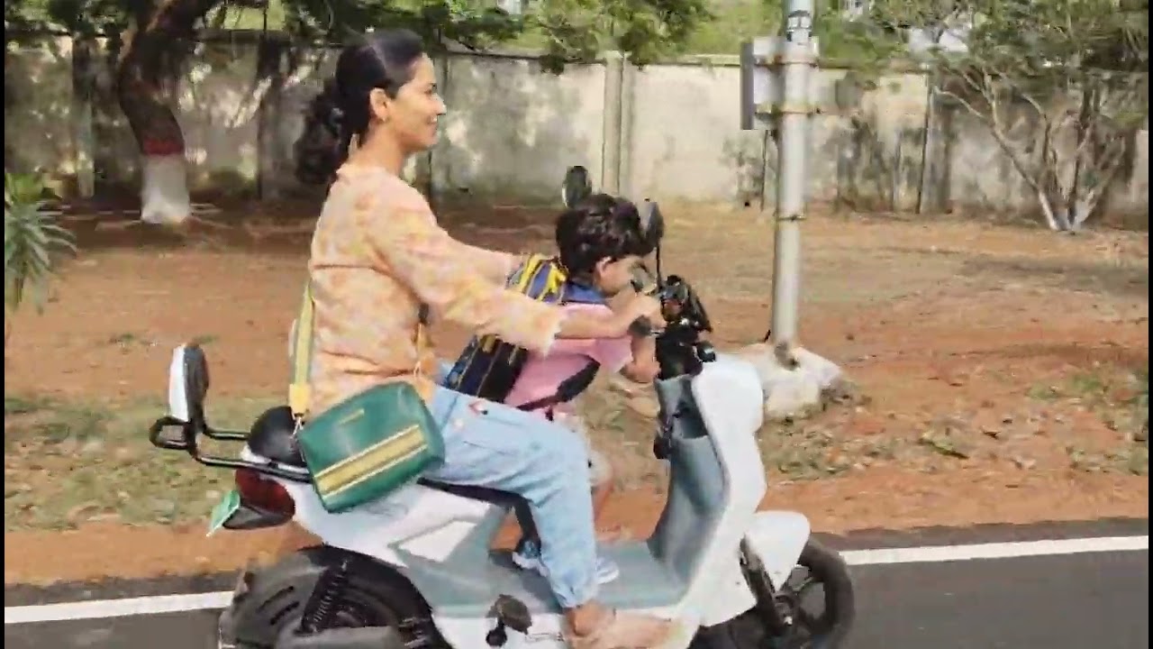 Apni scooty se school leke gye kashu ko#green #scooter #youtube #trending