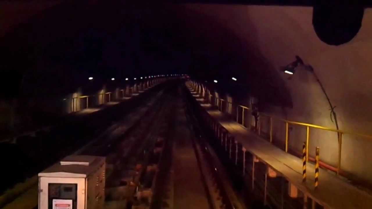 Passeio na cabine do trem do metrô da estação Tamanduateí até a estação Paraíso