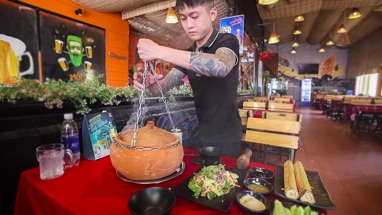 Can You Guess What They Cook In This Claypot? (A first for me)