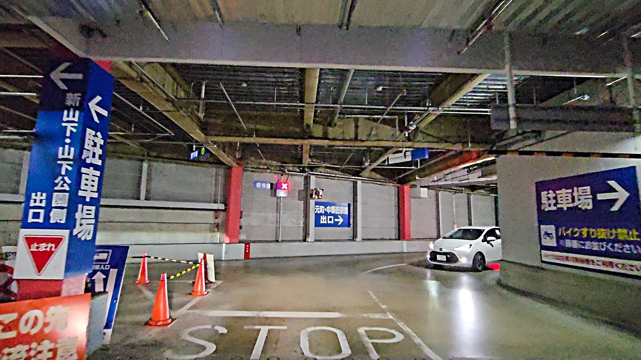 MEGAドン・キホーテ 港山下総本店『立体』駐車場出口から｜横浜市 中区 新山下 ディスカウントストア