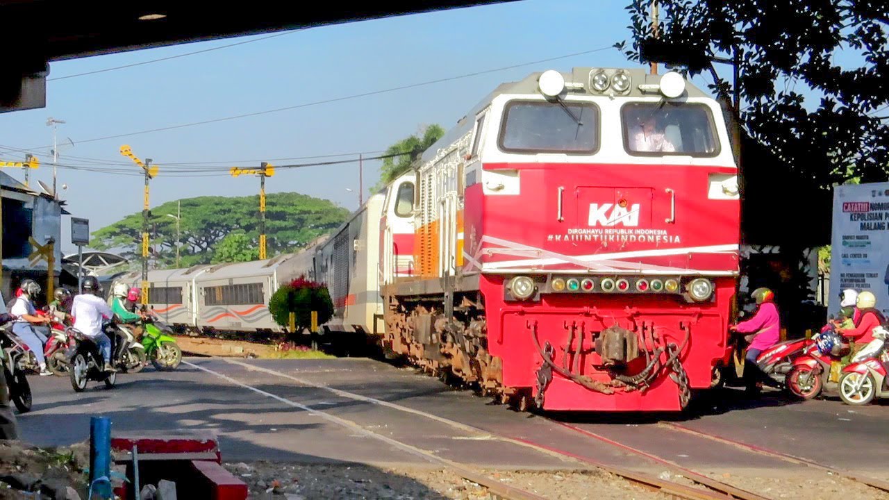 PERLINTASAN KERETA PALING MENGERIKAN BANYAK PENGENDARA NEROBOS TANPA MEMIKIRKAN KESELAMATAN