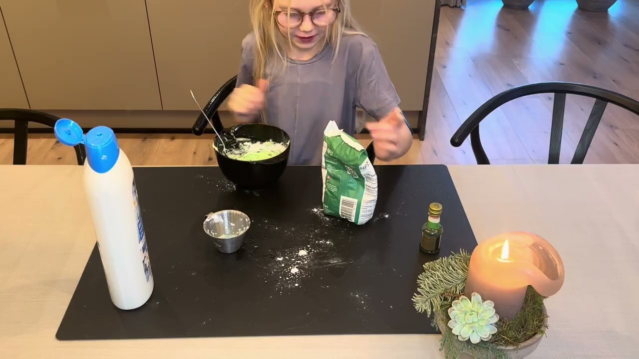 Freja fortæller hvordan man laver hjemmelavet slim. ❤️