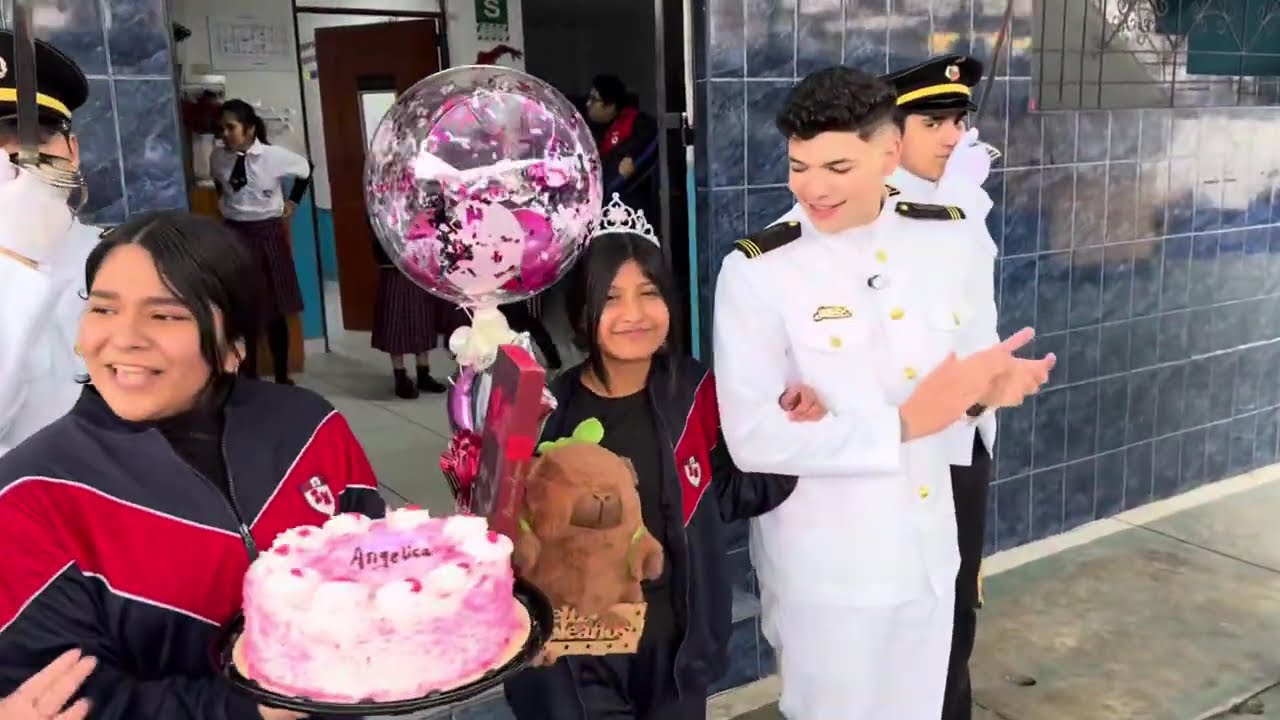 Chambelán sorprende a Angelica en su escuela