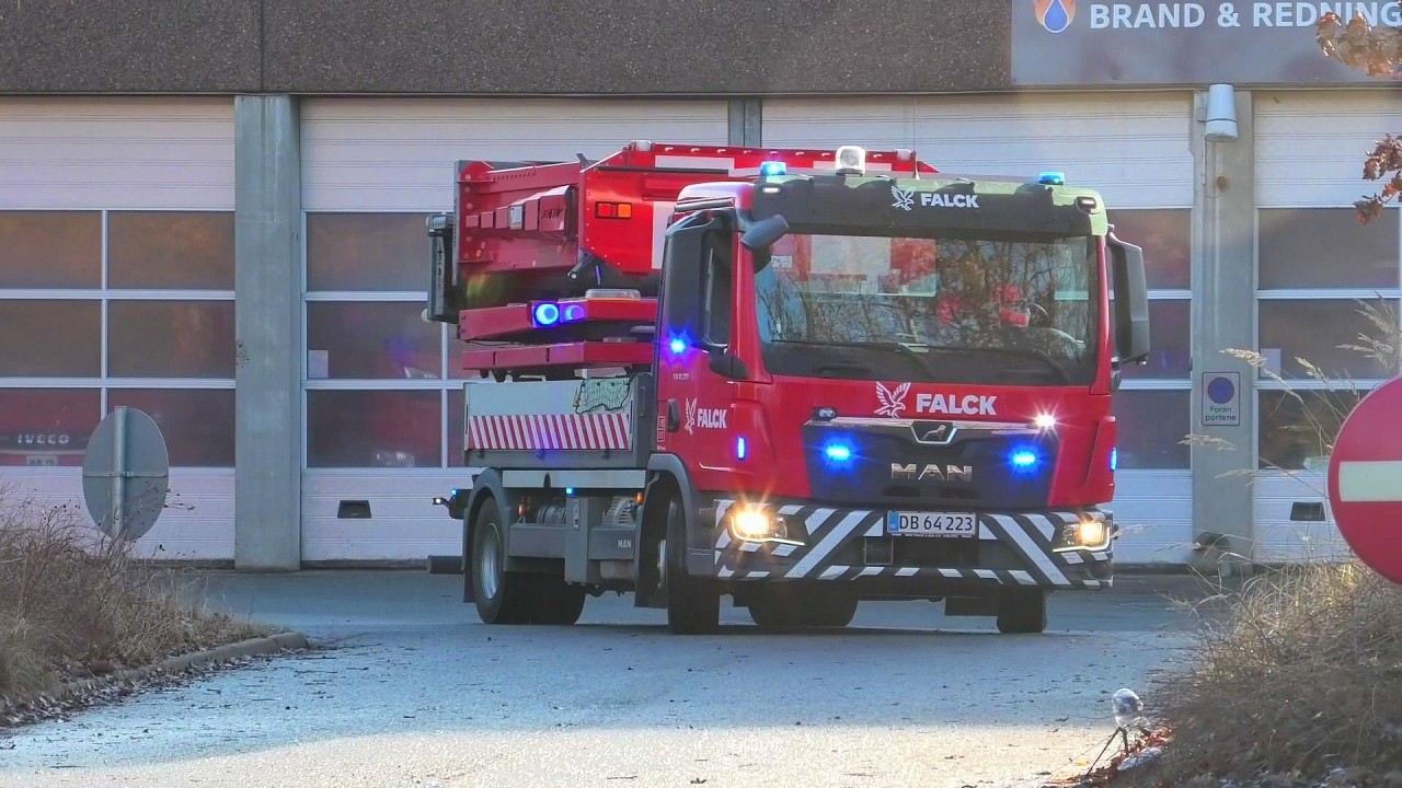 falck FARUM (TAVLEVOGN 8663) HUL I VEJEN vejhj&aelig;lp i udrykning Feuerwehr auf Einsatzfahrt 緊急走行 消防車