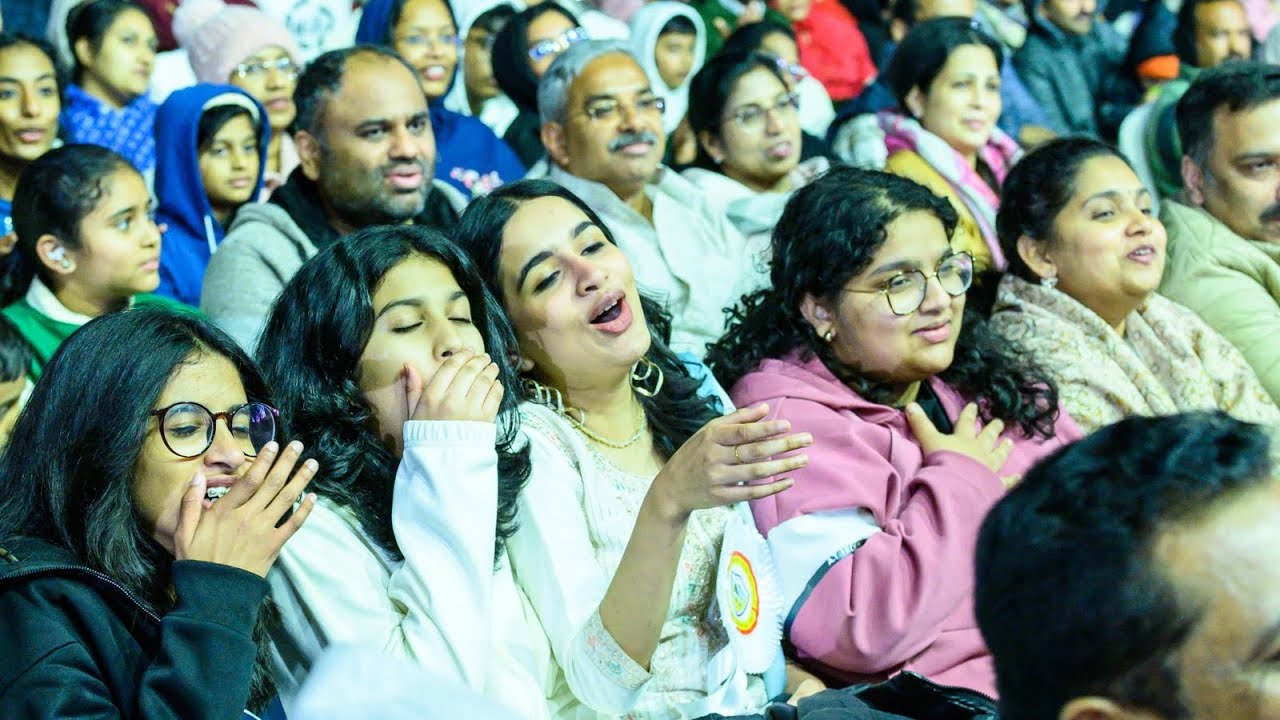 സ്റ്റേജും കാണികളെയും ഇളക്കി മറിച്ചുകൊണ്ടുള്ള അടിപൊളി പെർഫോമൻസ് 