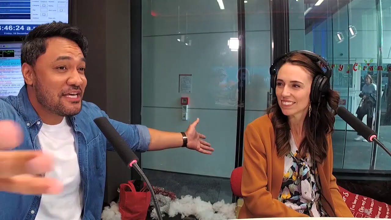 Sol3 Mio Serenade Jacinda Ardern With A Christmas Classic