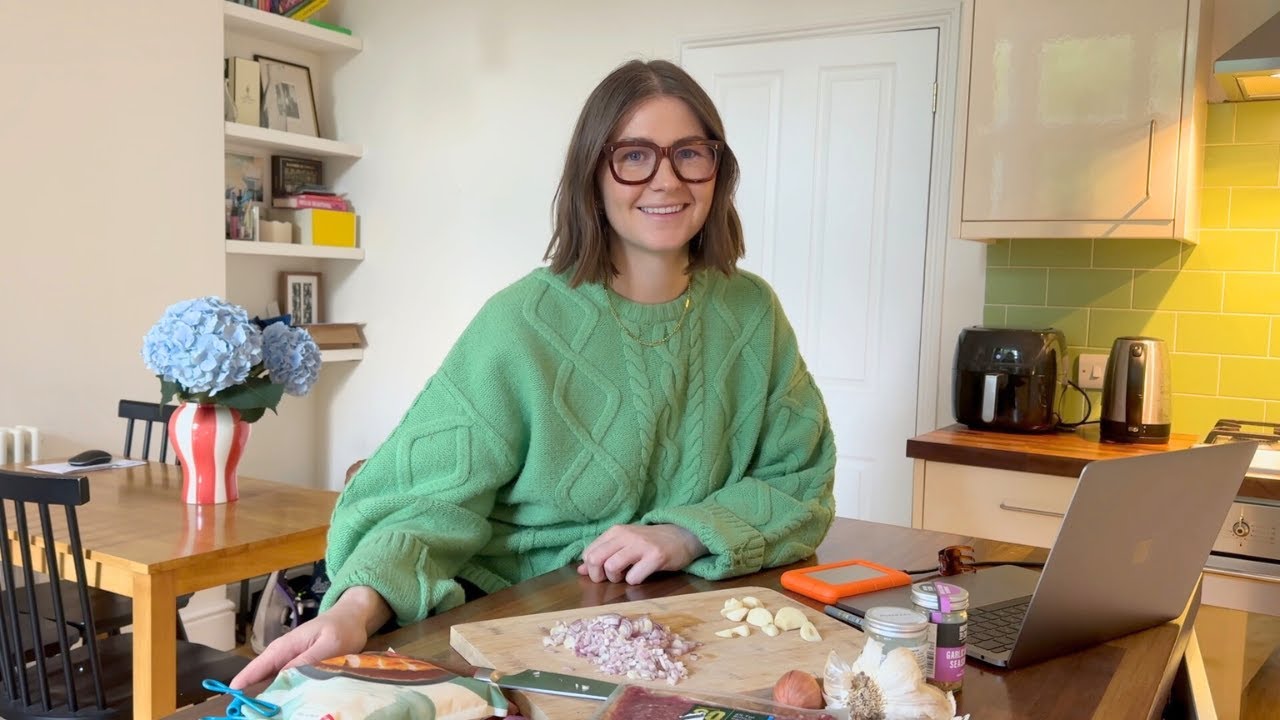 Life in my 30's I Living and working 9-5 in London, cook meatballs and banana bread with me