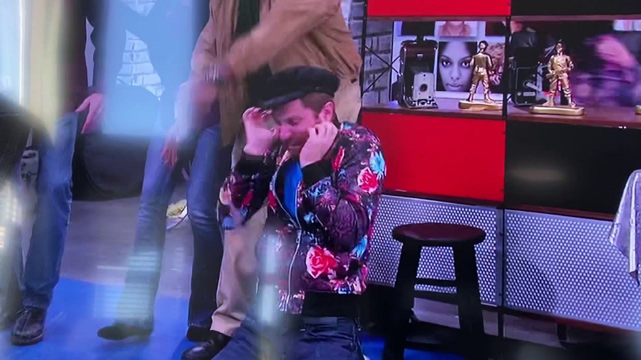 Cat tare jet sanders hair on sam and cat in the episode getting wiggy