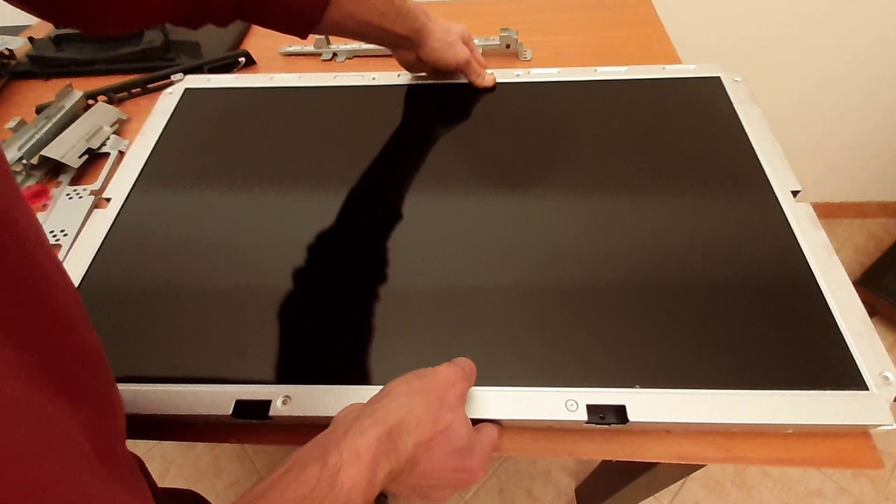 Guadagnare da un tv lcd rotto!!! C'è oro e ricambi utili....