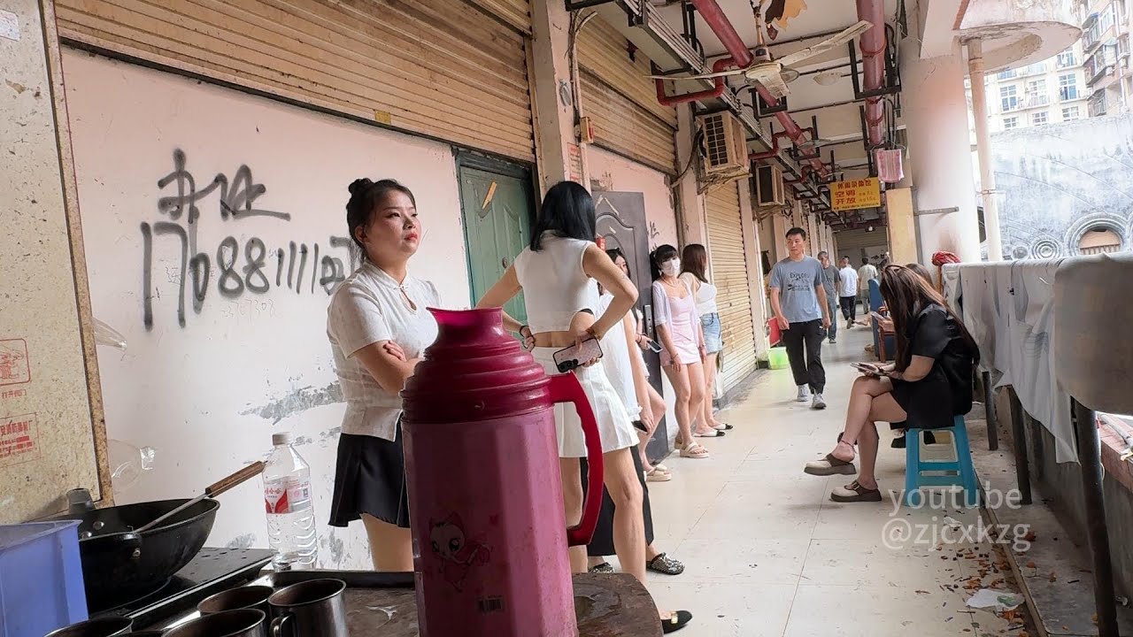我站在重庆南平商贸楼里看人来人往 