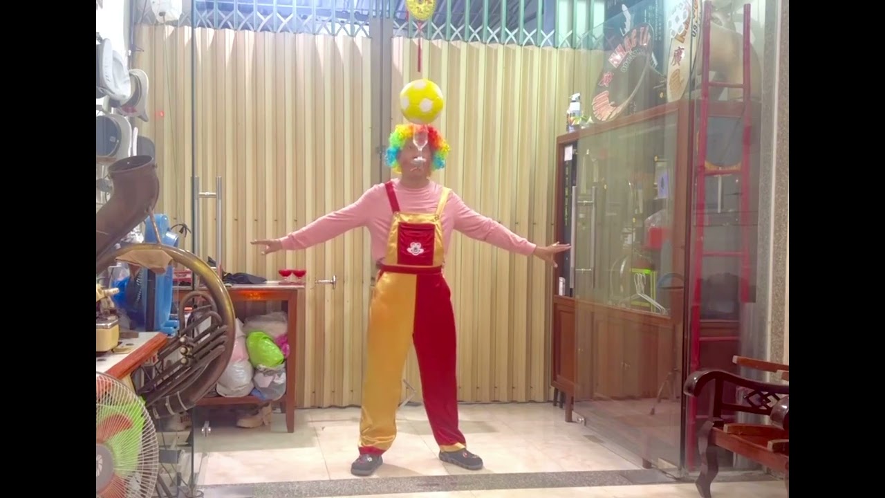 Xiếc chú hề tung hứng