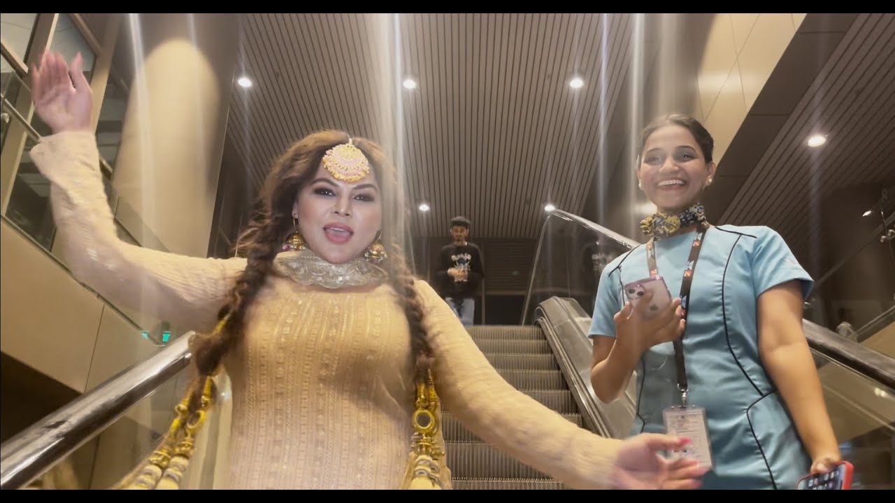 Rakhi Sawant का Mumbai Airport पर डांस, पुरे एयरपोर्ट में मचाया बवाल बोली मैं पंजाब की सिमरन