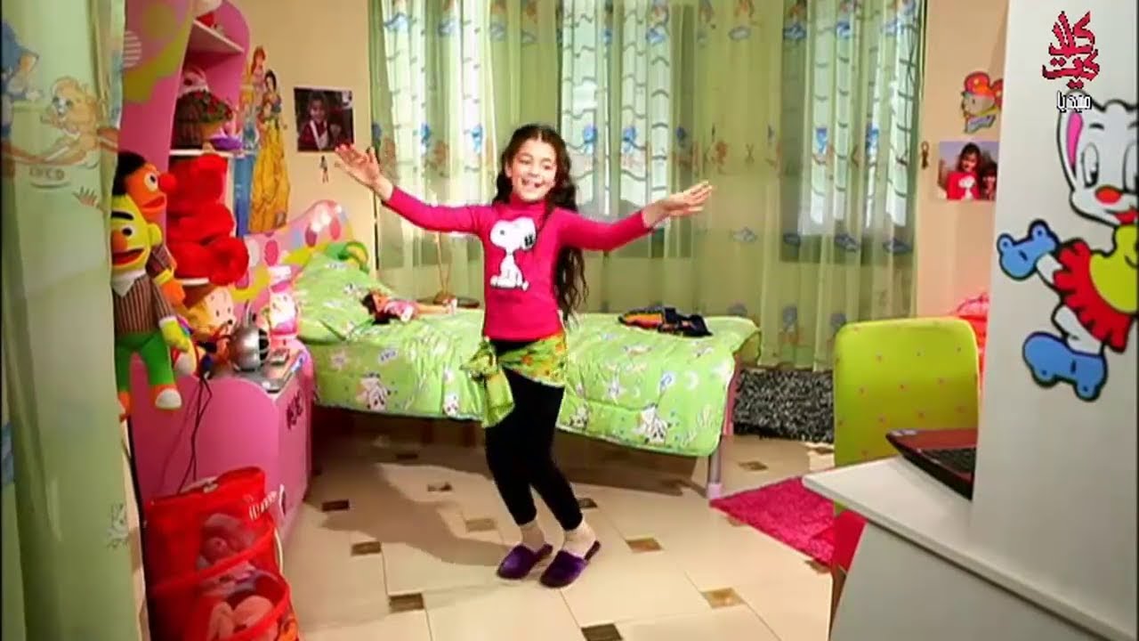 شمتانة بمرت أبوها وعم تحتفل على طريقتها الخاصة ـ بنات العيلة