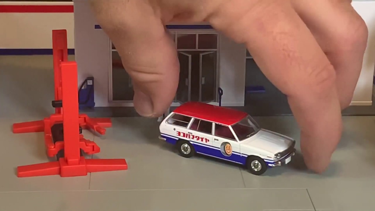 Diecast Showcase: Tomicarama Vintage Diorama, TLV Neo Ferrari F40s, Datsun Bluebird, Nissan Hauler