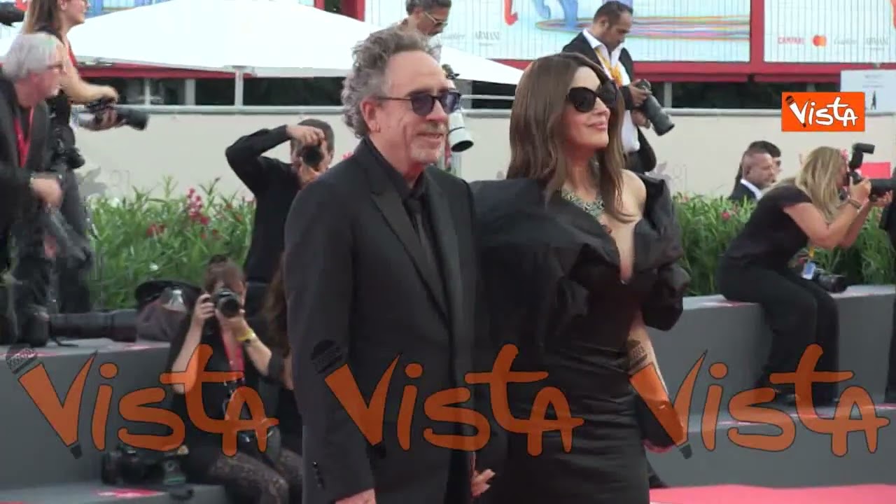 Venezia 81, Tim Burton e Monica Bellucci sul Red Carpet mano nella mano