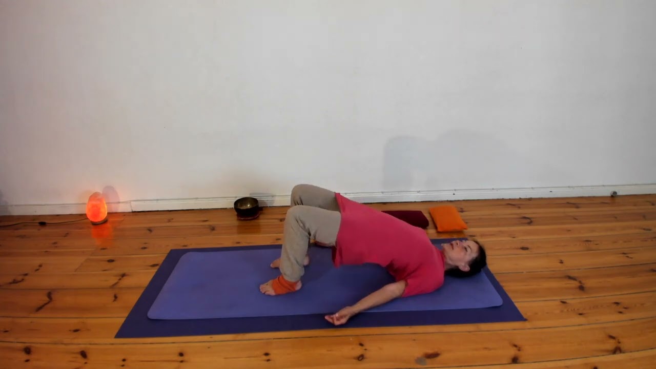 TriYoga Flows Bridge Rolls mit Urvasi Leone, Yogalehrer Ausbildung, Yogakurse