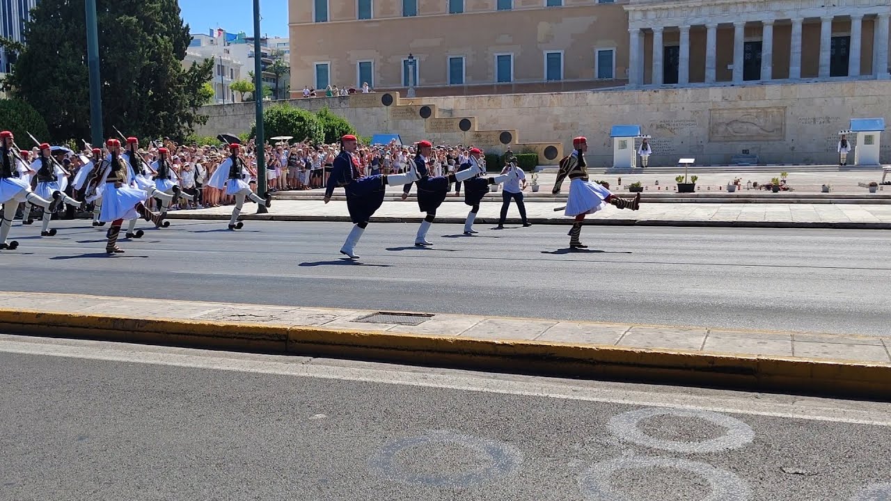 atene, parata delle guardie presidenziali e cambio della guardia
