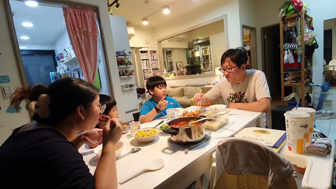 一家人的晚餐日常，媽媽煮了滿滿一桌，還有阿嬤給的花枝炸油條｜咚4y3m24d 桐11y0m