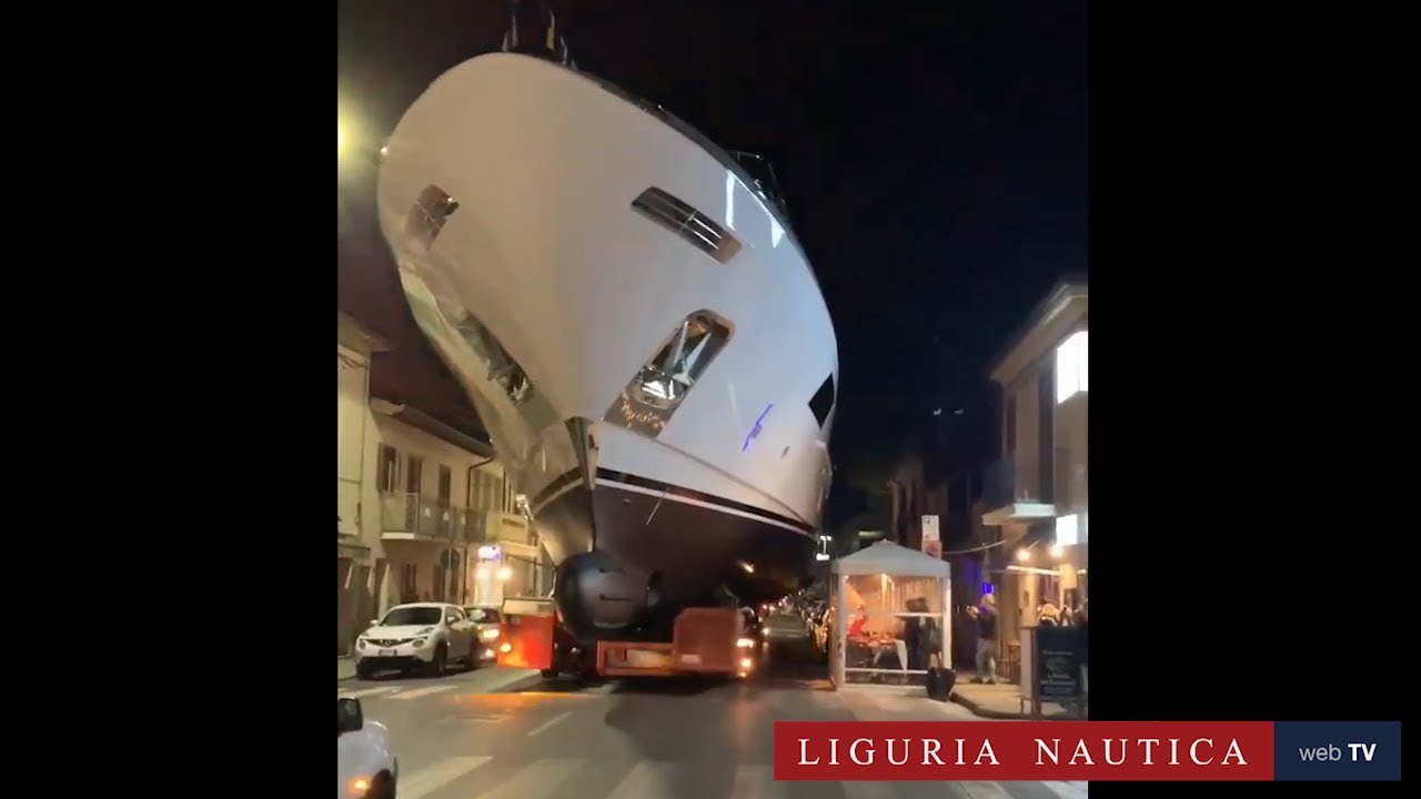 Il megayacht sfila tra i dehors di Viareggio