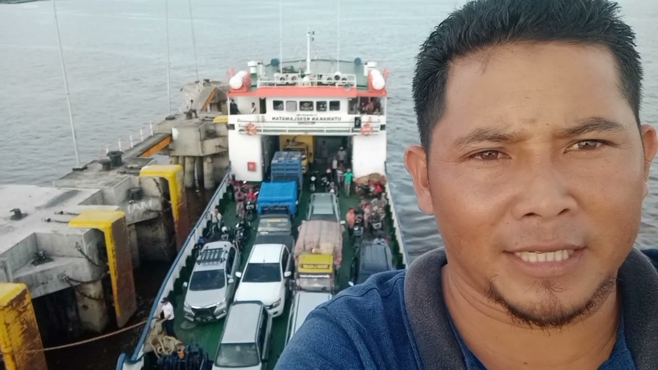Proses Sandar KMP. Kakap di pelabuhan Roro Dumai