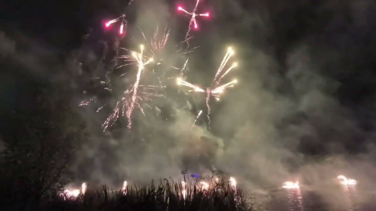 Feux d'artifice du 19/07/25 tirer par @saintebarbeartifices6085 a l'étang des 4 vents a pipriac (35)