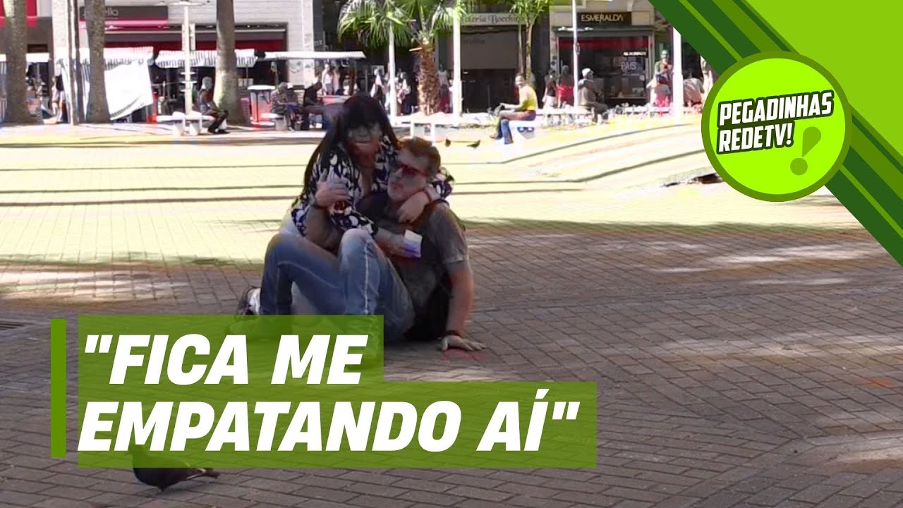ELA ENTRAGA OS PANFLETOS DE FORMA BEM INTENSA! | Pegadinhas RedeTV!
