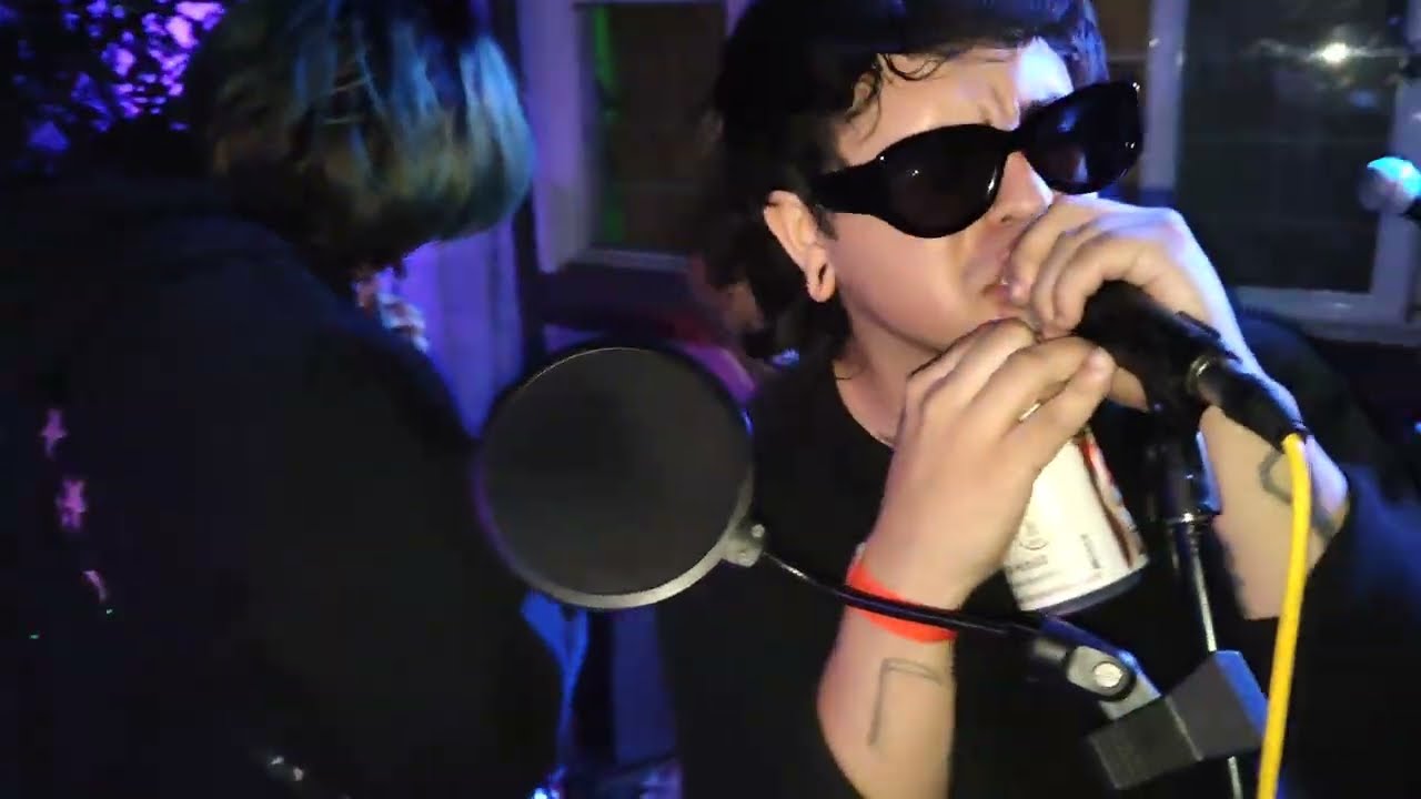 Floats - UFO live in CDMX Loner Seth plays guitar really drunk and he doesn’t know how to play it 