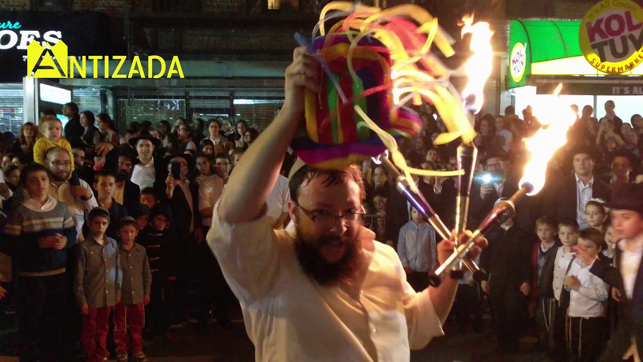 מופע להטוטים בשמחת בית השואבה בקראון הייטס