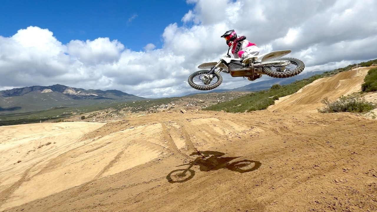 Мотоциклы RAW Dirt Bikes на мотокроссовом парке Кауилья