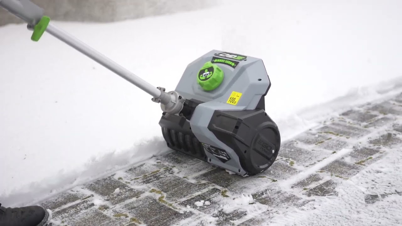 Multitool EGO a n&aacute;stavec s aktivn&iacute;m sněhov&yacute;m hrablem SSA1200