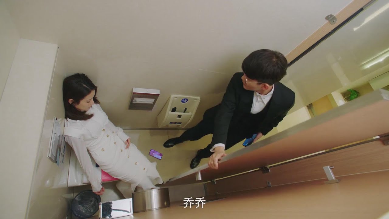 小娇妻躲避霸总狂接工作昏倒，霸道总裁探班发现小娇妻失踪，找遍商场及时救妻。