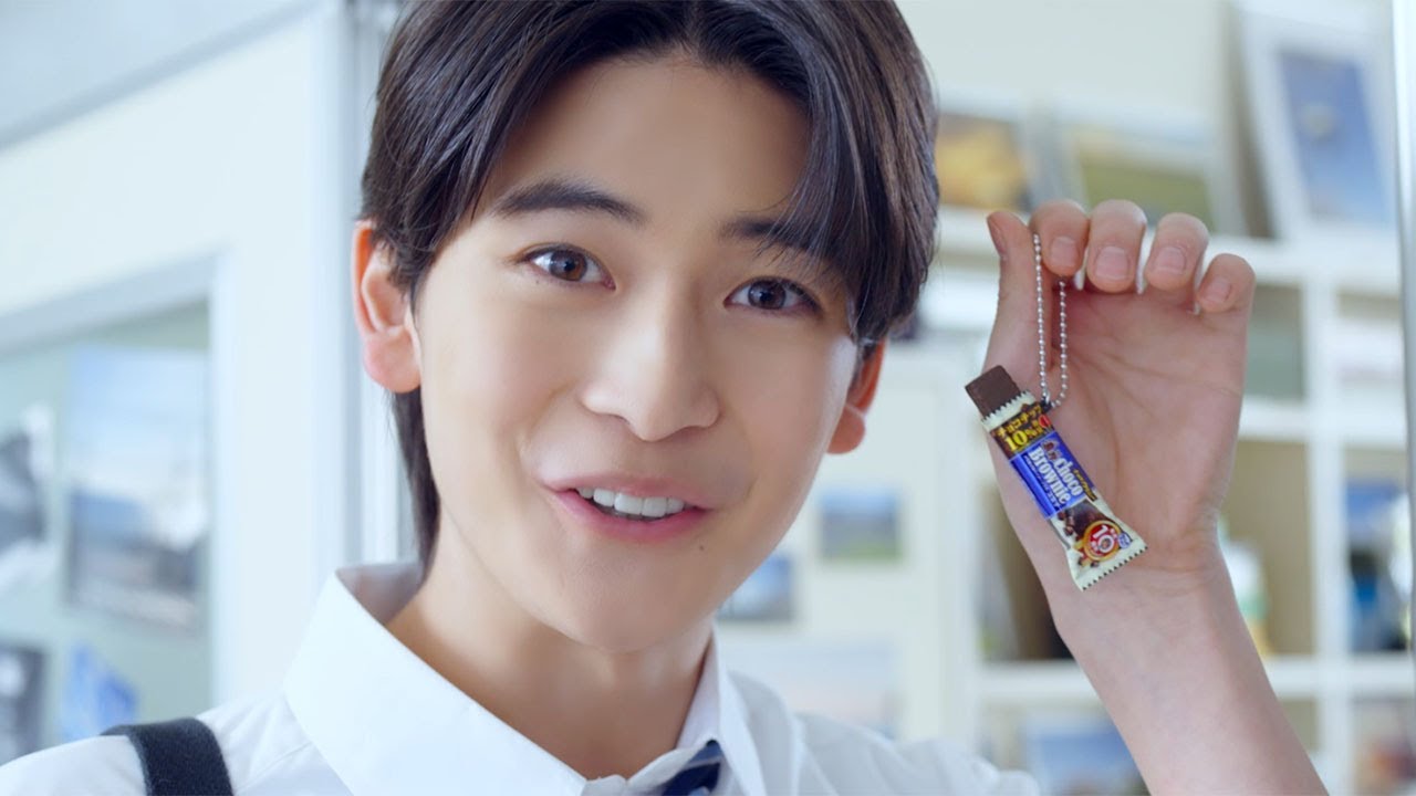 高橋文哉、當真あみとキュンとする“濃厚”な出会い　ブルボン「濃厚チョコブラウニー」新CM