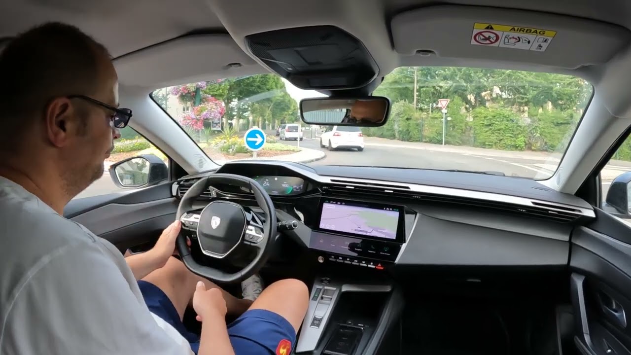 Peugeot 308 Essence driving in City 