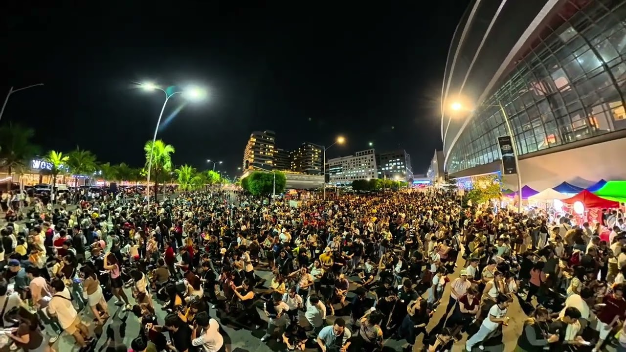 People Over Crowded in Moa Waiting on Fireworks Display in Mall Of Asia 