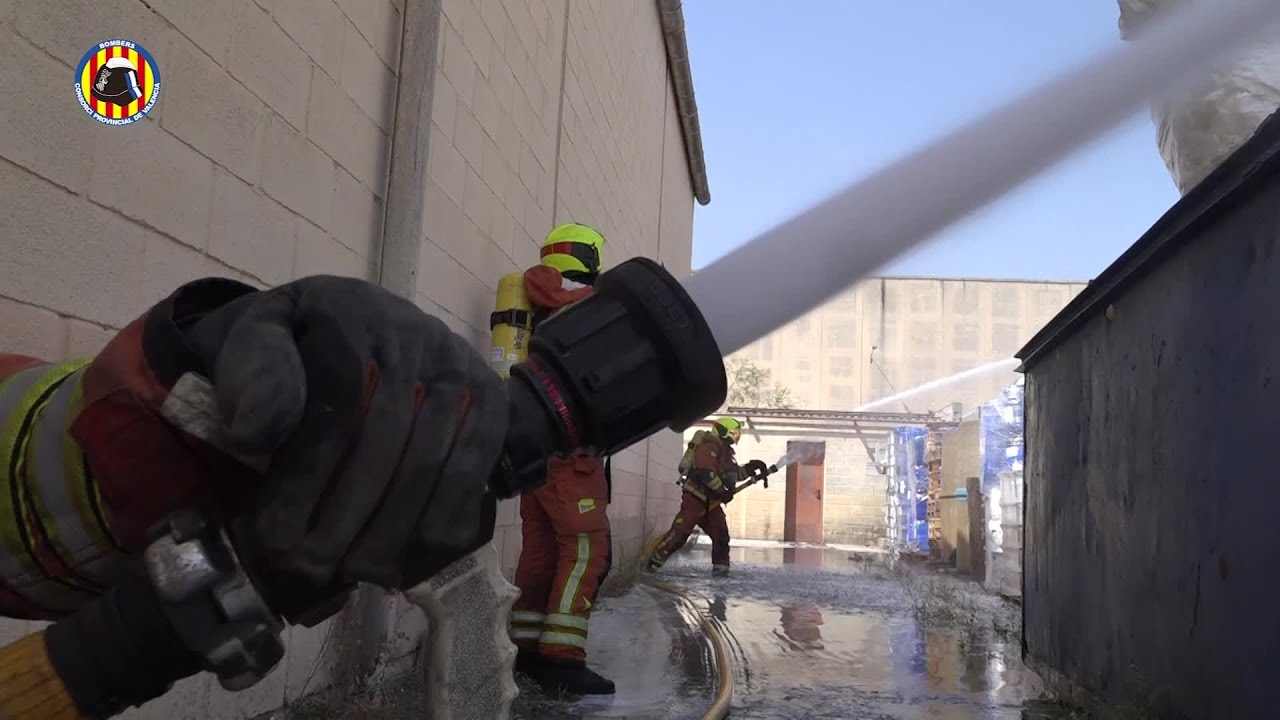 Controlado el incendio de fábrica en Paterna