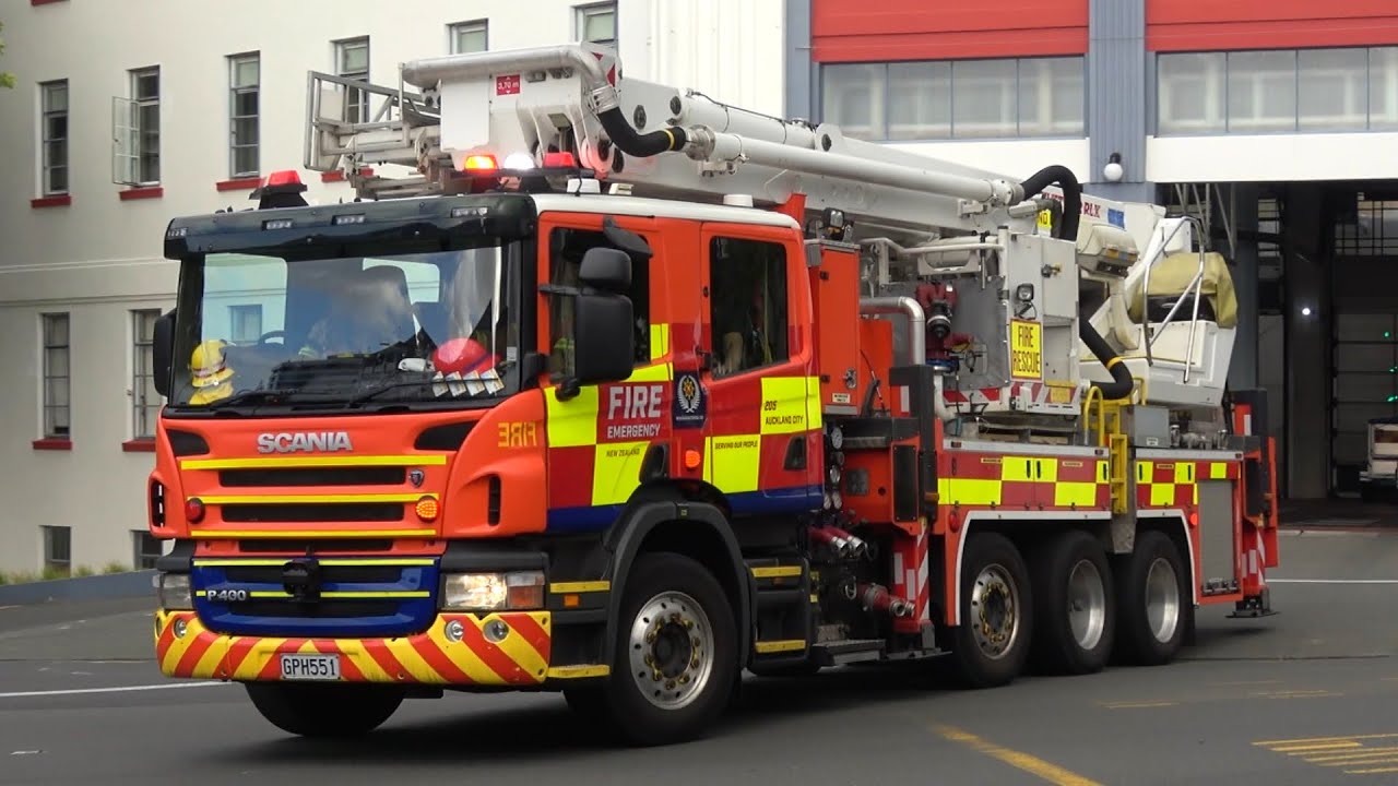 [AUCKLAND] Fire and Emergency New Zealand - Auckland City station responding to a building fire