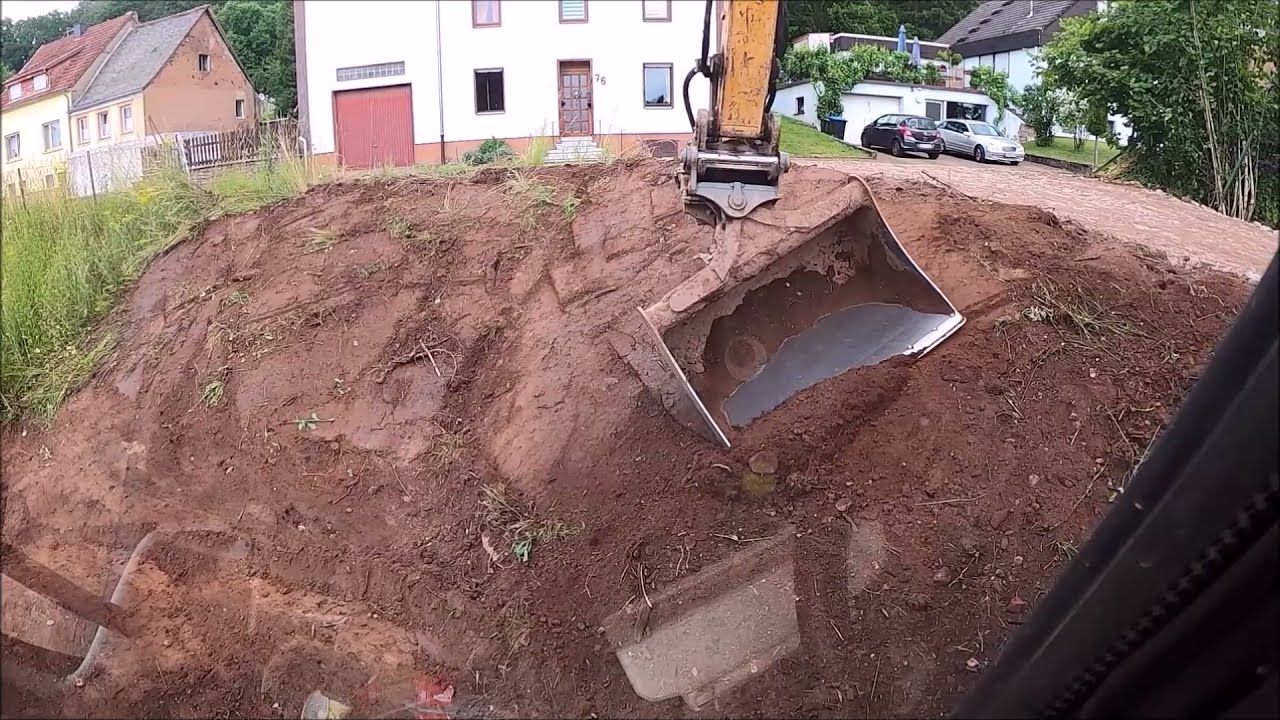Bagger , Liebherr A920 bei Erdarbeiten und auffüllen für eine  Baustraße , Zufahrt , GoPro / Cabview