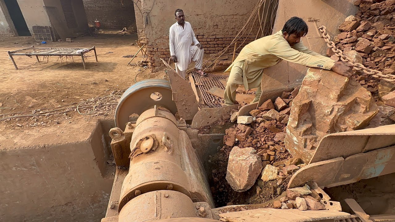 “Big Rock Crushing Mashion” A gaint in action” paworfull prosses stone crushing”
